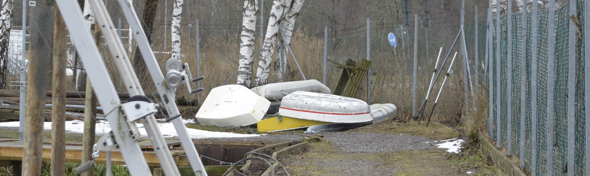 image: Omärkta jollar i hamnområdet till polisens hittegods